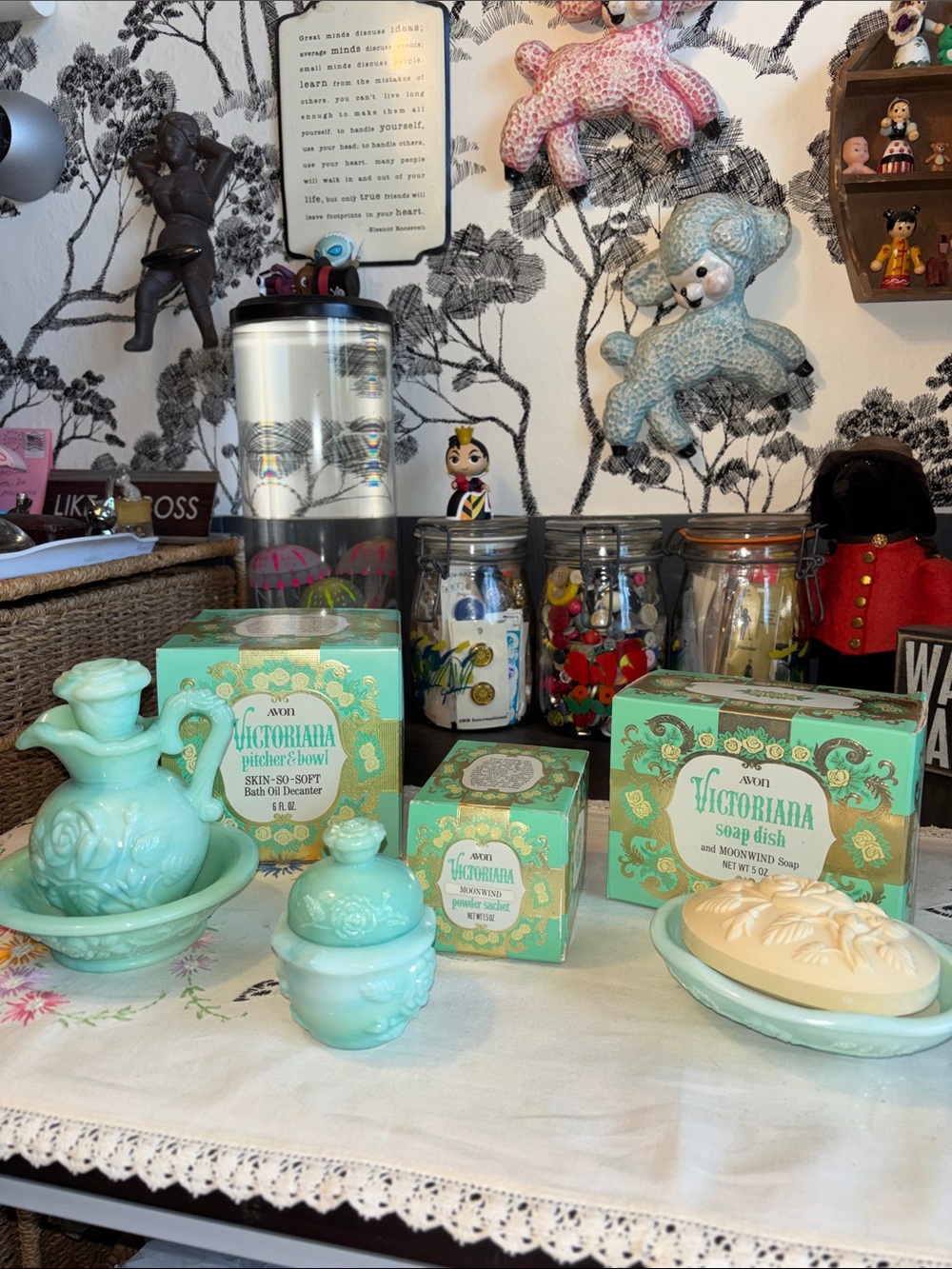 NIB VINTAGE AVON Victoriana aqua jadeite/turquoise milk glass bath and vanity pi